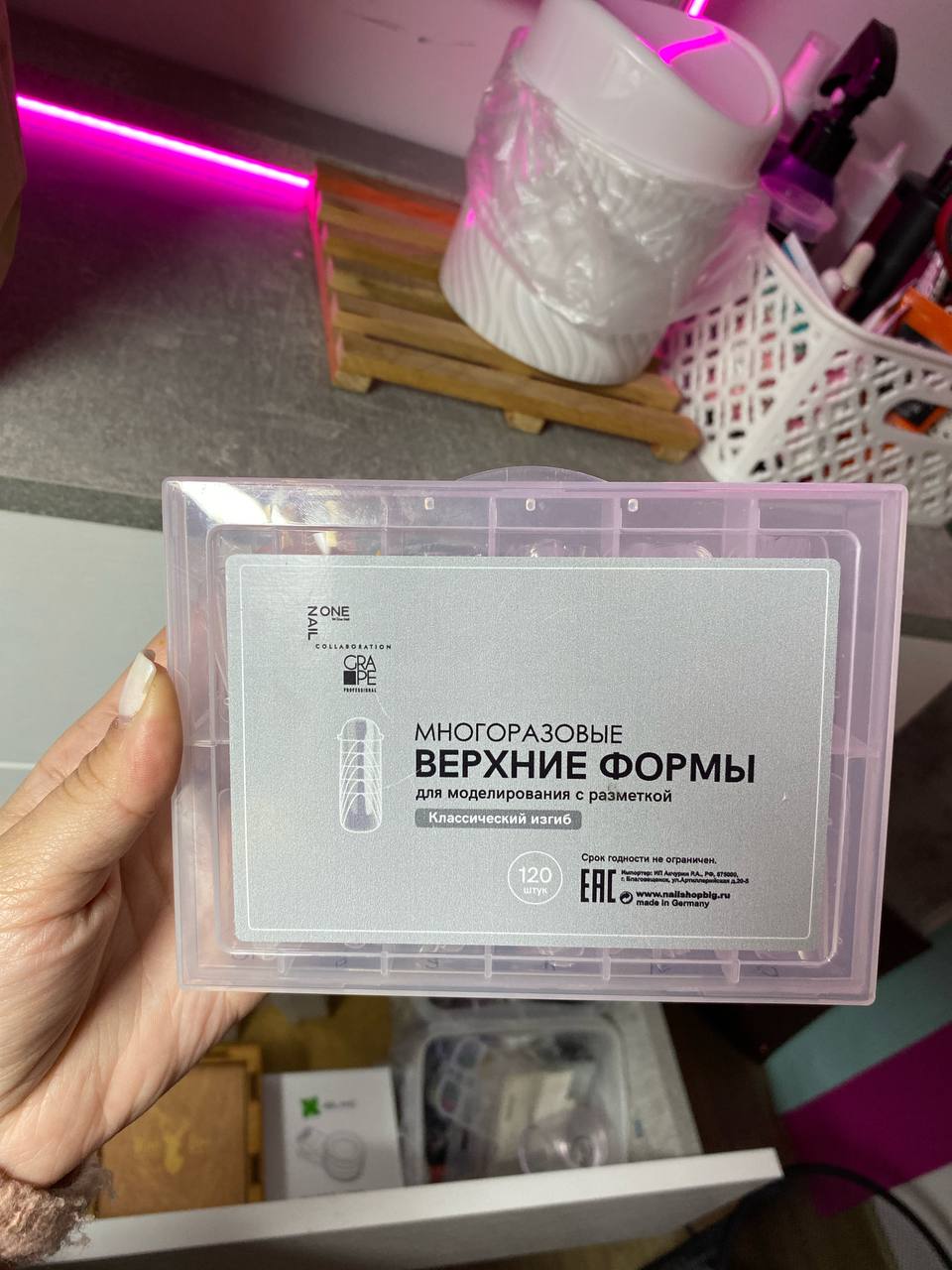 У неё очень большие лунки и очень плоские ноготки , такие легко конечно травмировать , но я сомневаюсь...
