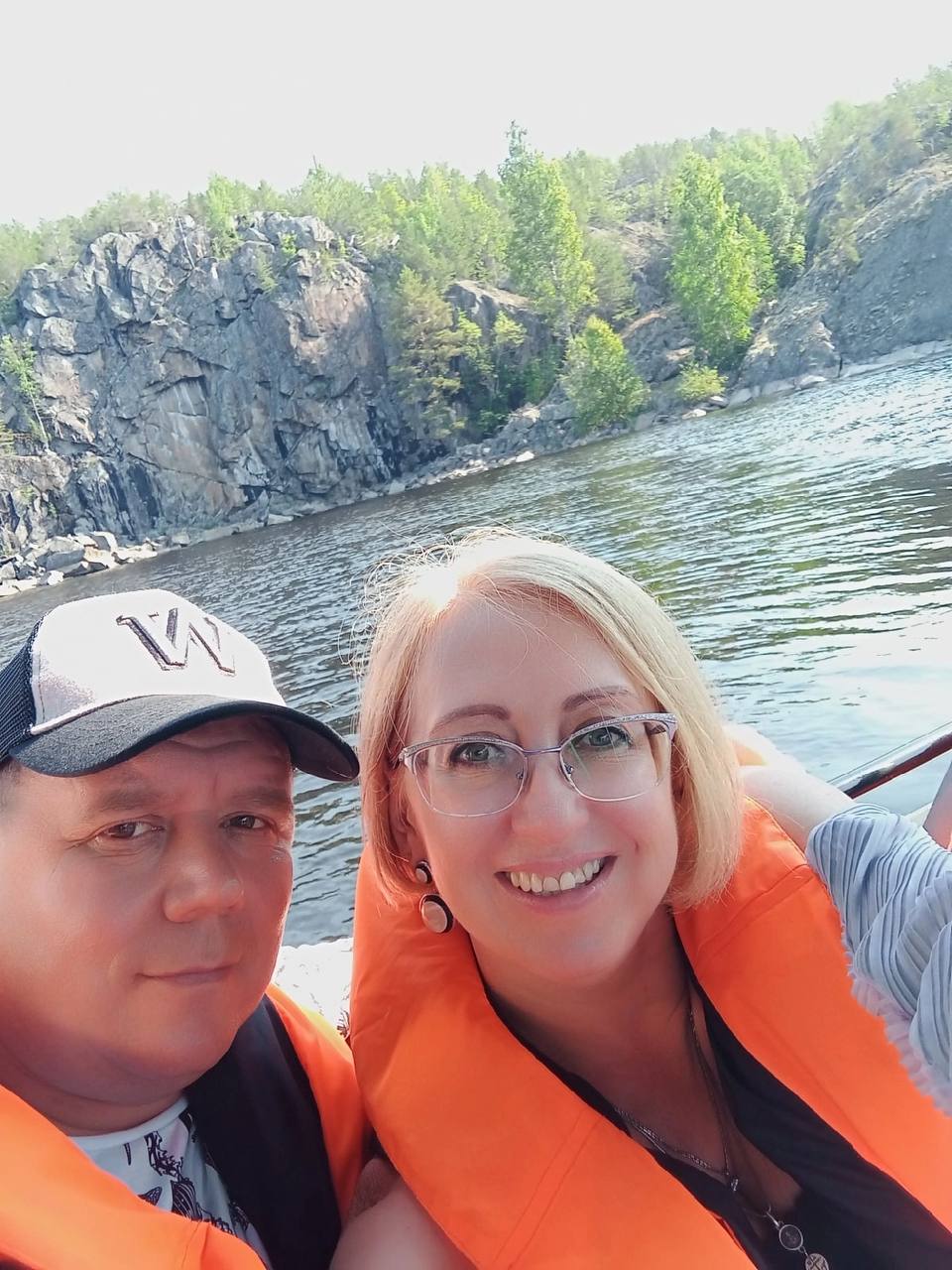 Девушки, какой микс бронсан? Думаю ближе к тому цвету, которым красит, не в цвет волос...