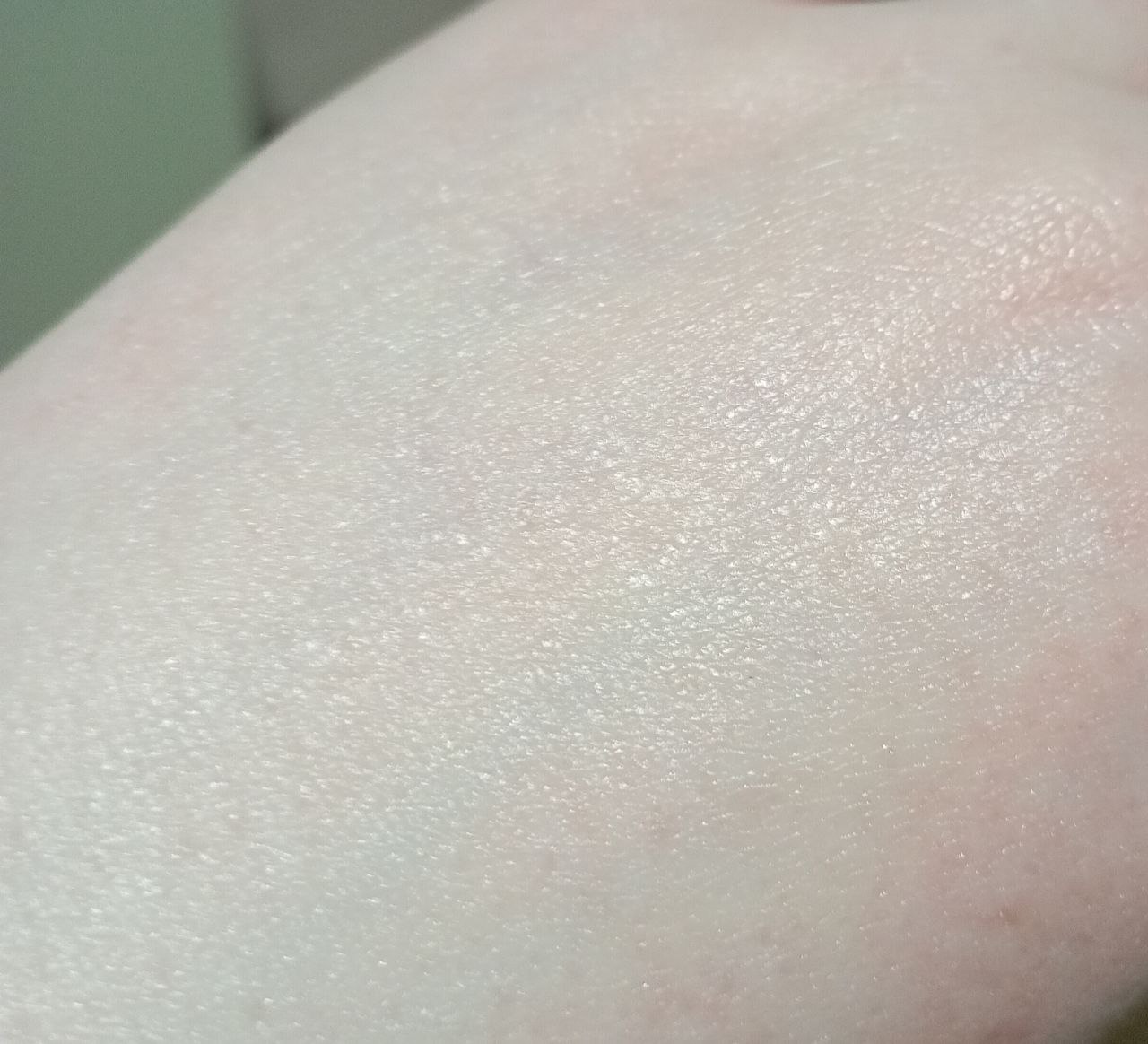 
Сравнение зелёных баз/сс кремов. 
Dr.Jart Cicapair re-cover treatment
У меня миниатюра. 
Плотный крем...