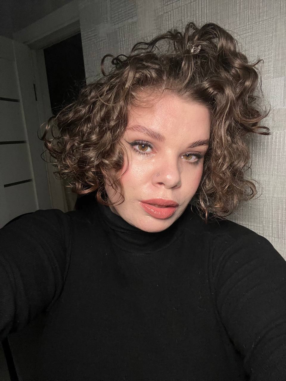Еду на съемку, из всего, что могло случиться, нравится только укладка   

Попробовала World – все таки...