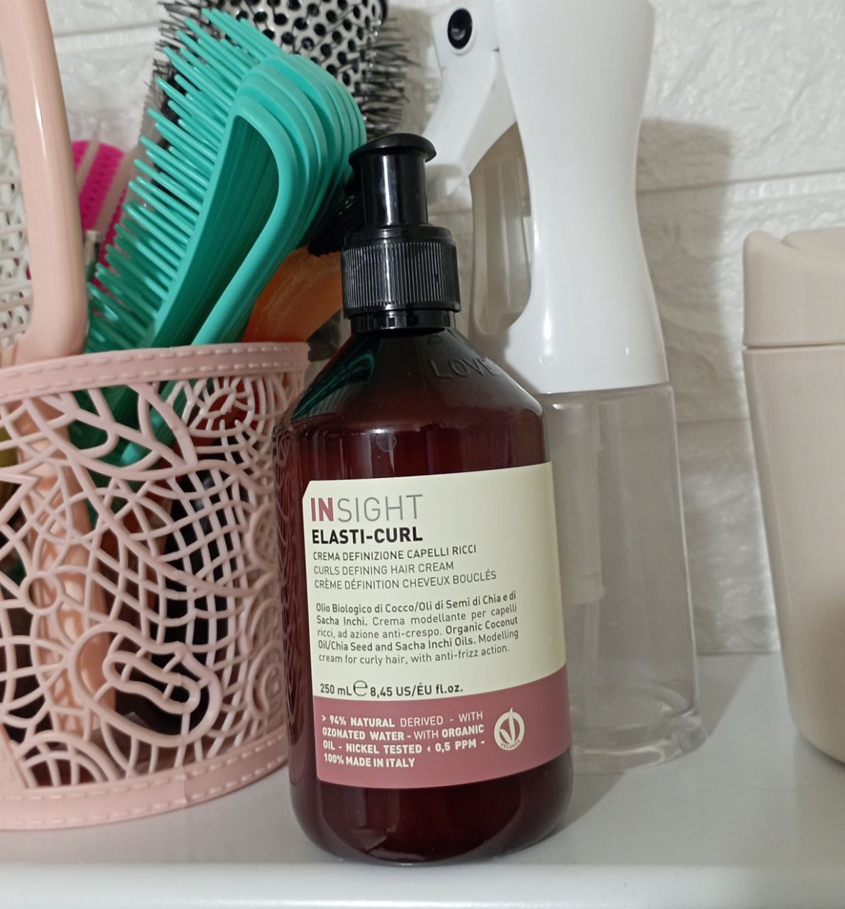 Первая проба Insight Elasti-curl defining cream. 
Как только выдавила первую дозу, офигела от запаха....