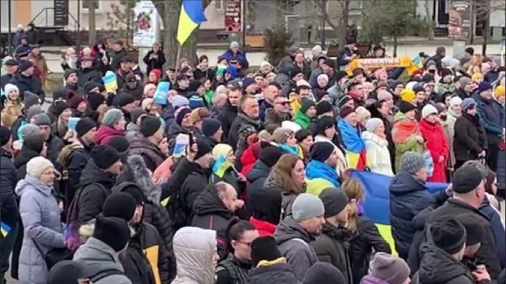 Какие у нас всё таки люди смелые! Даже не боятся под прицелом автоматов этих орков петь украинский гимн,...