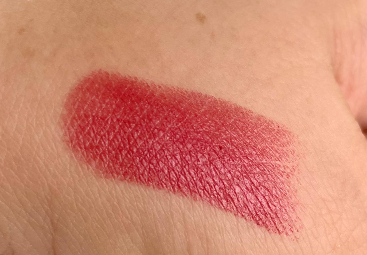 Не знаю, можно ли ее сейчас найти, но моя самая любимая помада Maybelline Color Sensational, оттенок...
