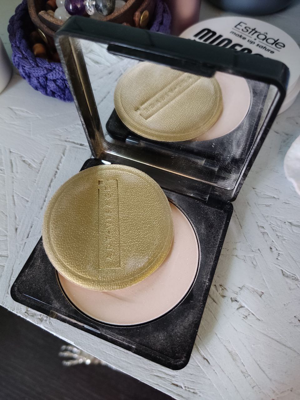 Art-visage perfect skin 
 https://goldapple.ru/3765200002-perfect-skin 
У меня вот такая, в сумке лежит...