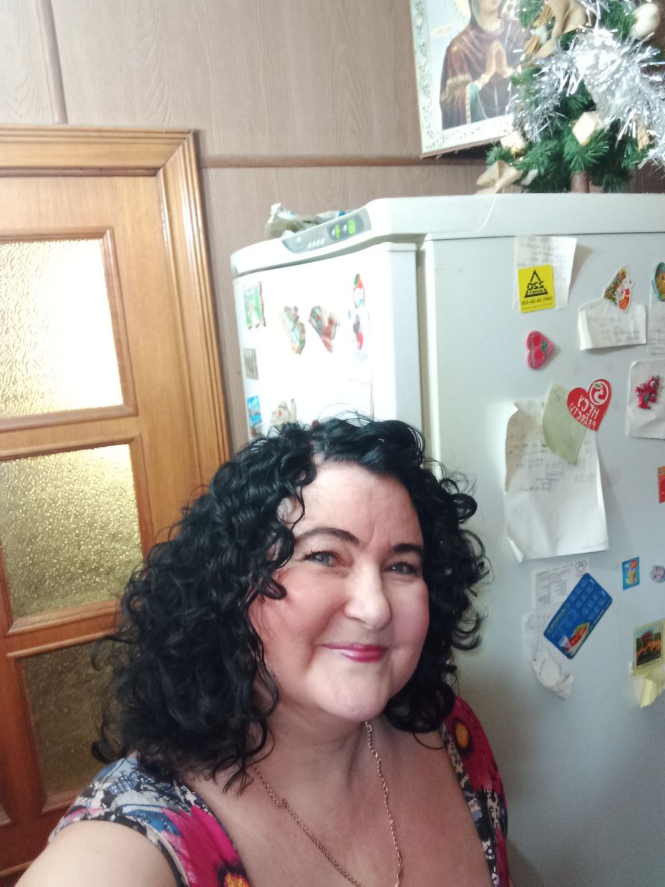 Я заказывала год назад. Была хорошо упакована). 
Мне очень нравился мусс. Очень хорошо держит укладку...