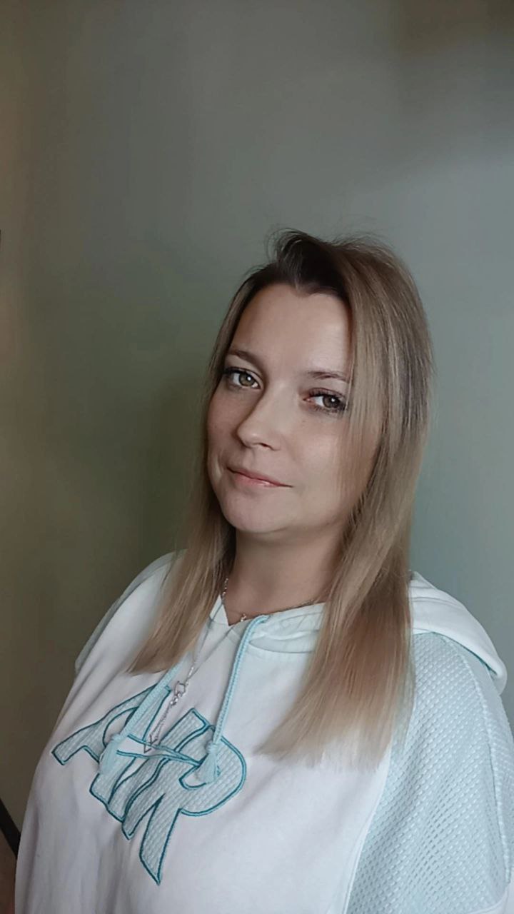 Корни на 10 мин и потом длина на 20, одновременно! И перед мытьём эмульгировала...