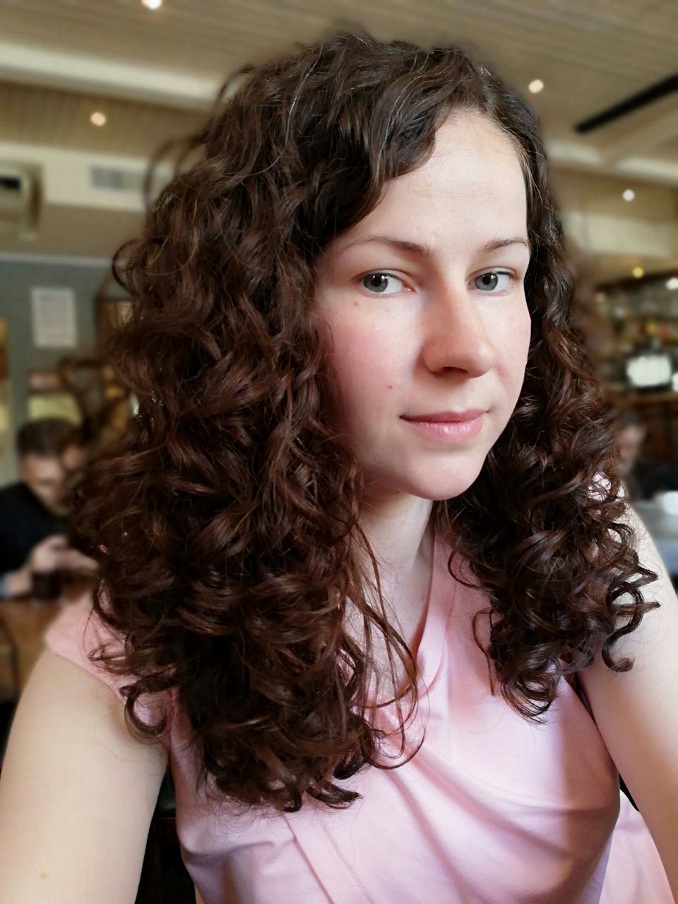 А где он стрижет? Меня, 
 Сегодня первый раз подстригли на сухую в гнезде, пока довольна)...
