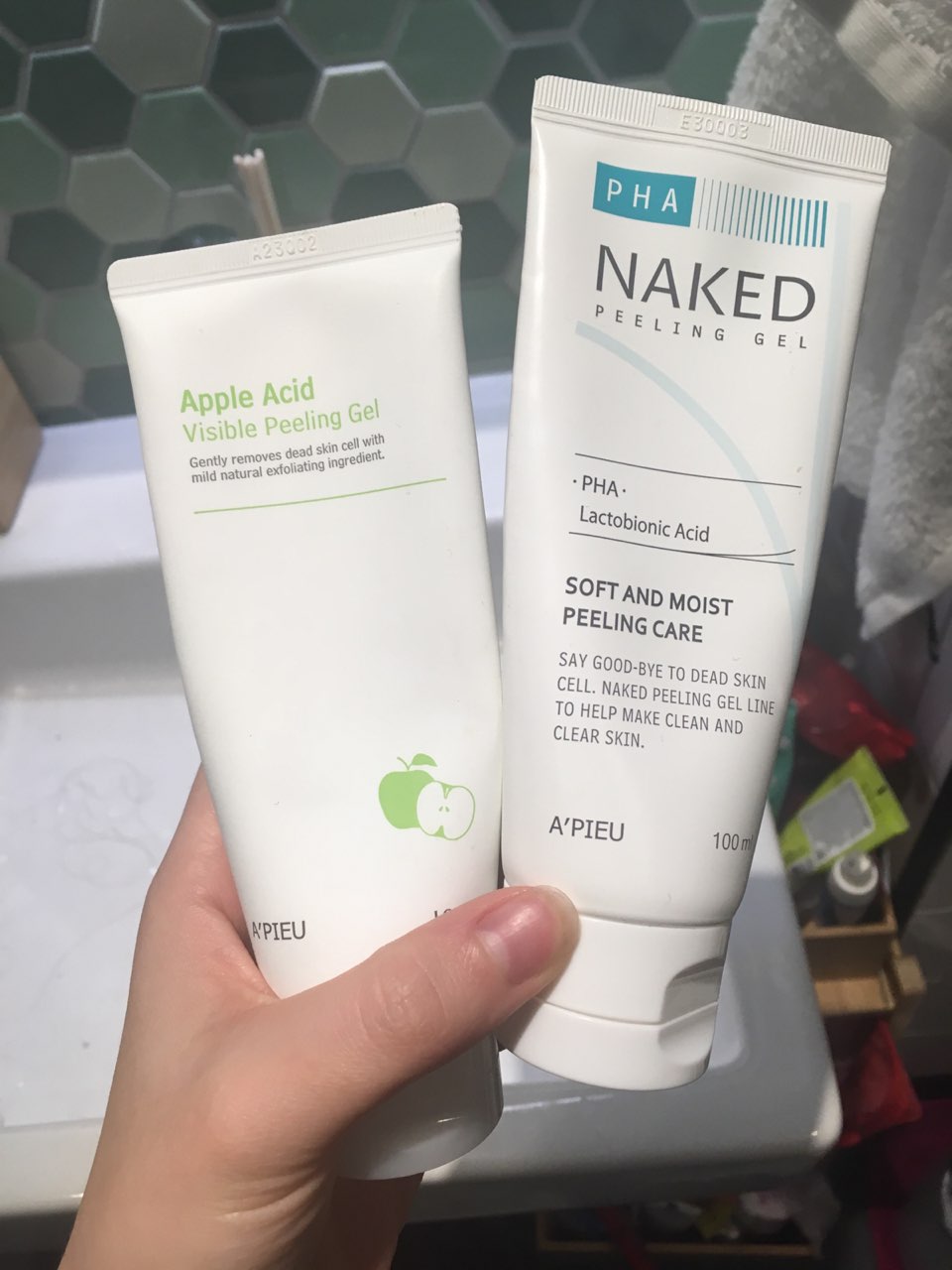 Можешь попробовать эти два пилинга (Apple acid peeling gel A’PIEU, PHA peeling gel A’PIEU)на сухую кожу...