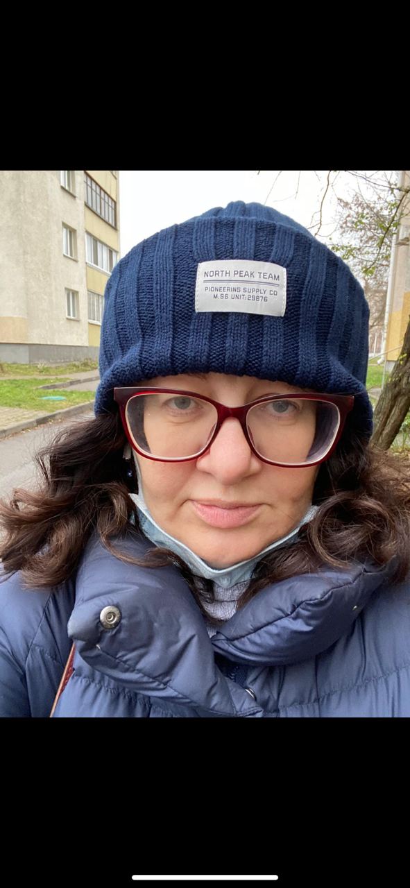 про шапку.  в этом году пришлось взять шапку чуть мне великоватую из мужского отдела.  чтобы не так мяла...