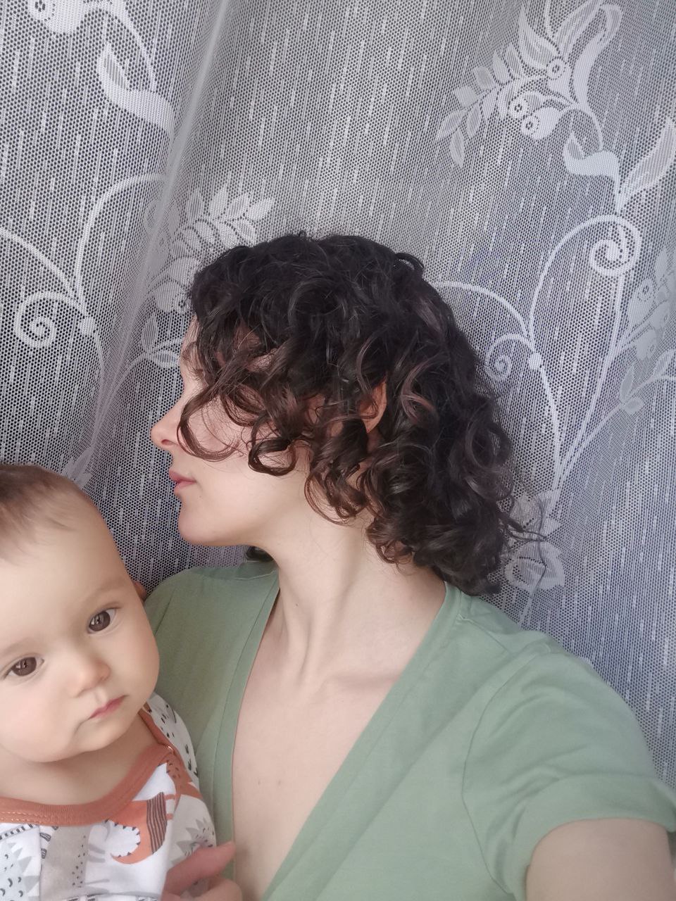 Tresemme стоп пушистость крем наверное то, что надо. Или вот ещё nature's Baby писали, что жирненький...