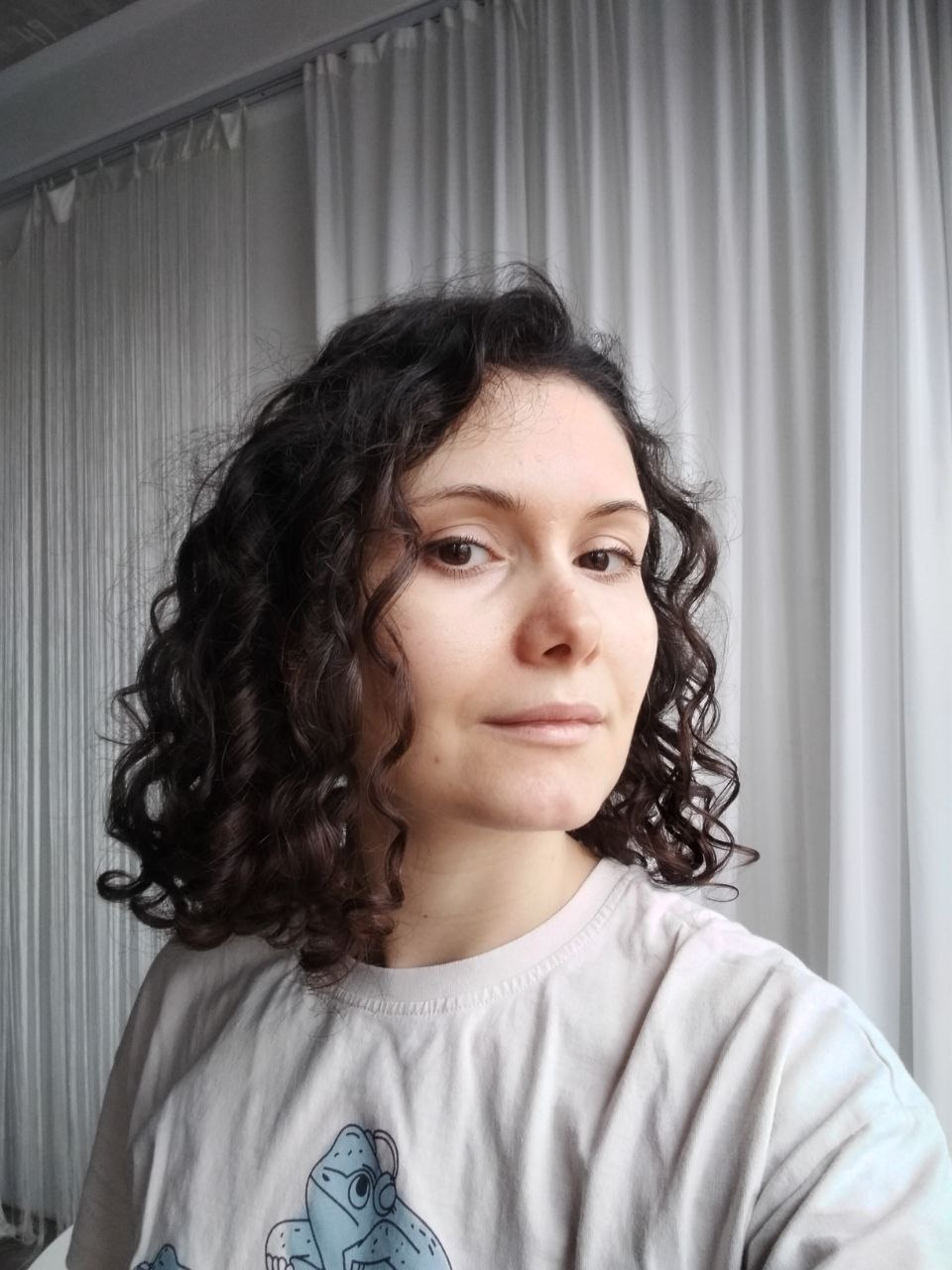Ну волосы слишком мягкие, поэтому не держат завиток. Попробуйте убрать ливин разок для начала. Может...